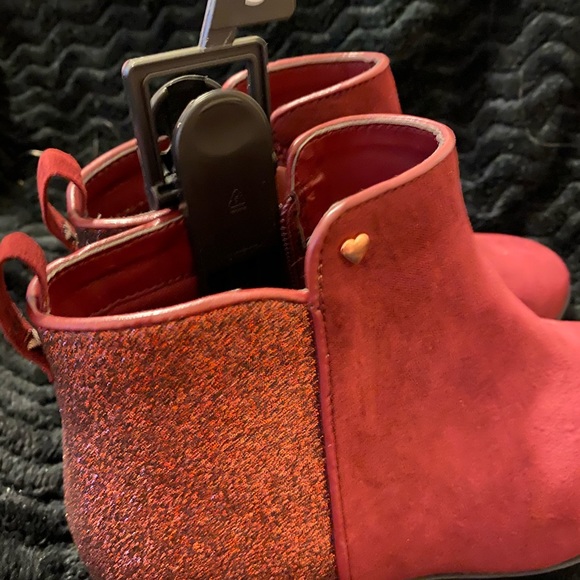 Girls Ankle Boots
Size: 3 - Picture 2 of 4